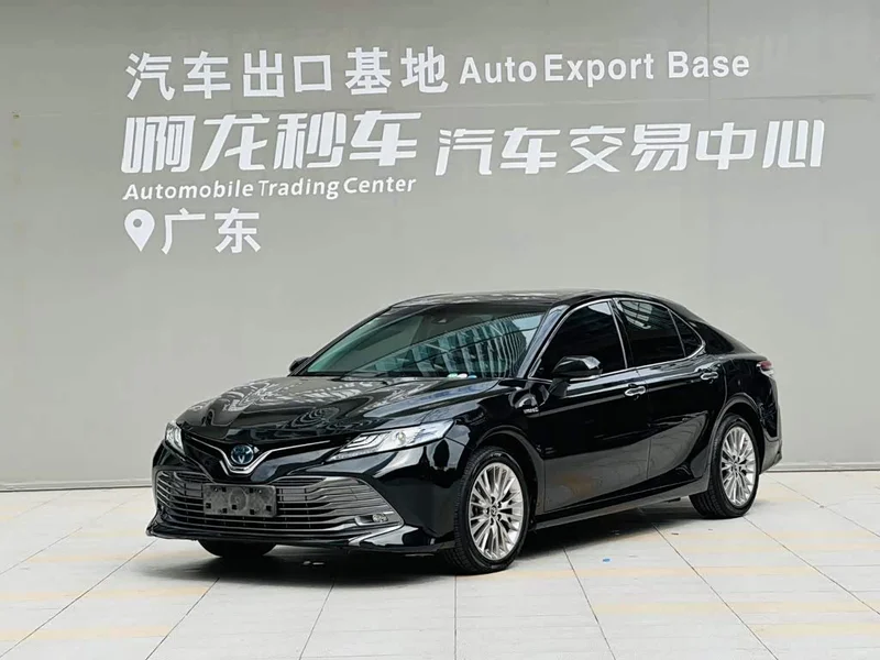 Toyota Camry — фото 1