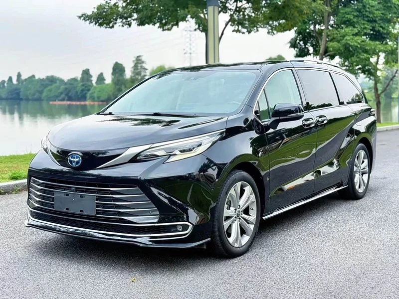 Toyota Sienna — фото 1
