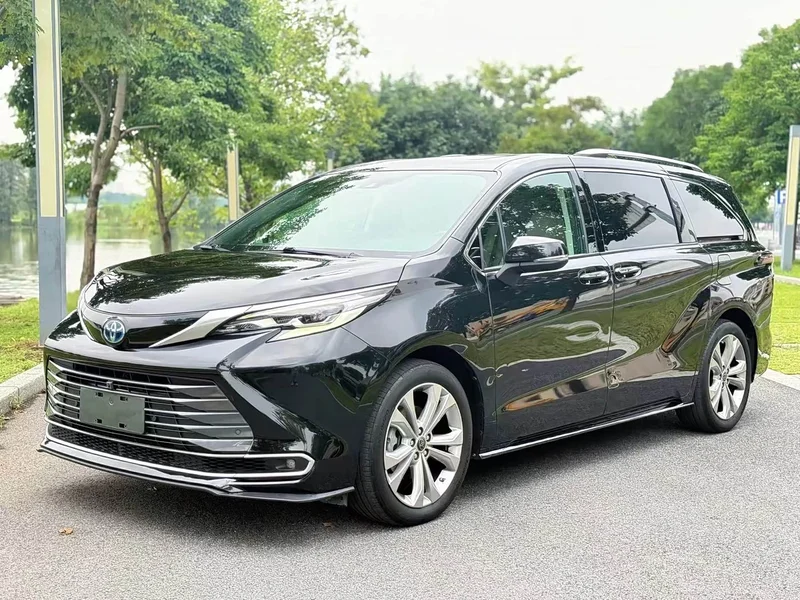 Toyota Sienna — фото 2