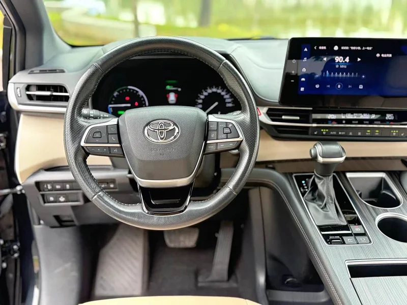 Toyota Sienna — фото 10