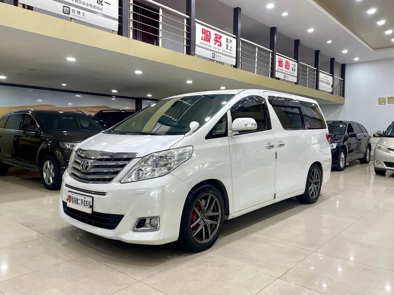 Toyota Alphard — фото 1