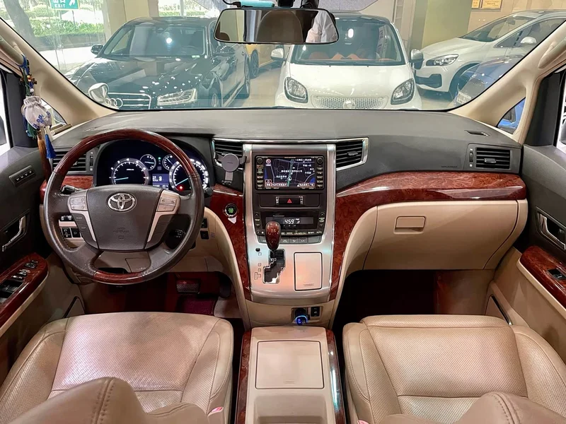 Toyota Alphard — фото 12