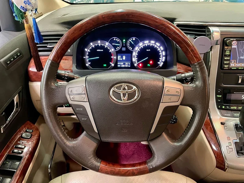 Toyota Alphard — фото 13