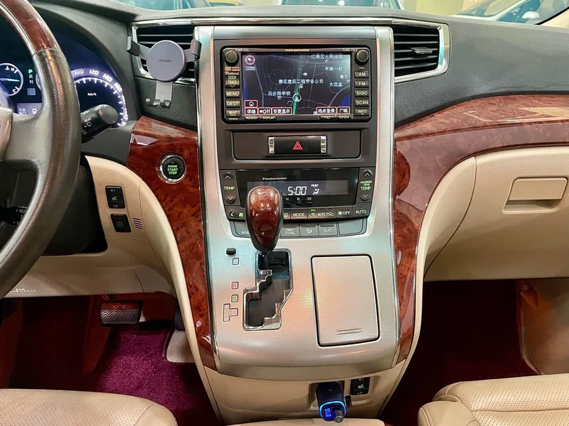 Toyota Alphard — фото 14