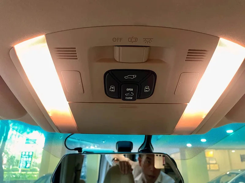Toyota Alphard — фото 17