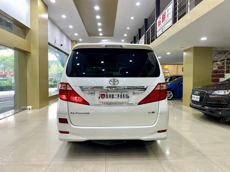 Toyota Alphard — фото 5