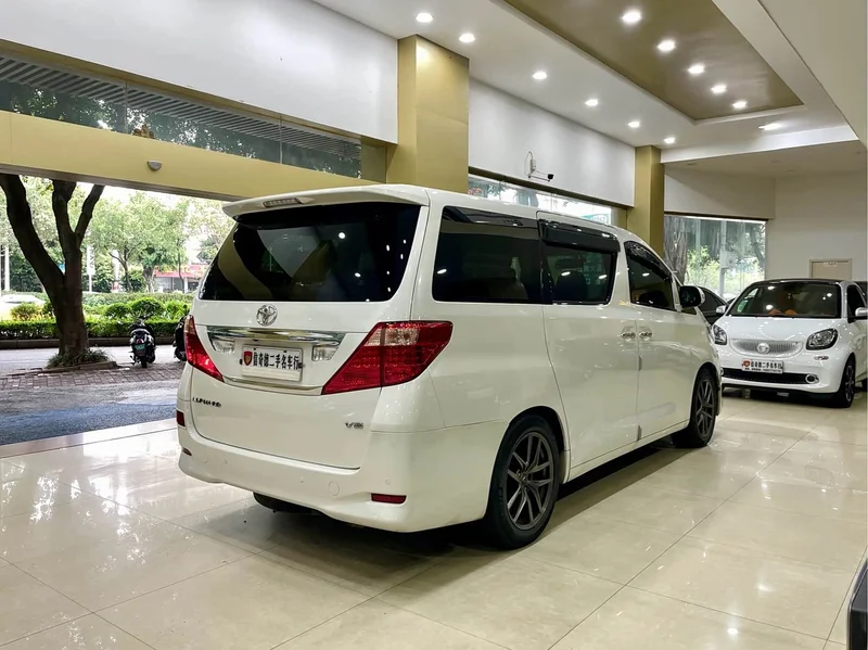 Toyota Alphard — фото 7