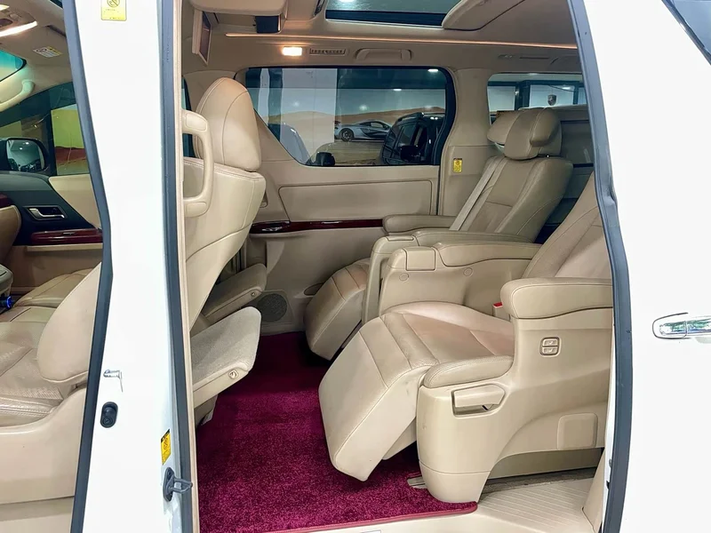 Toyota Alphard — фото 9