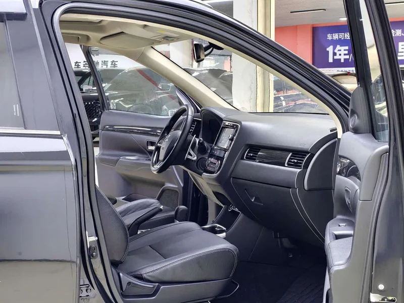Mitsubishi Outlander — фото 7