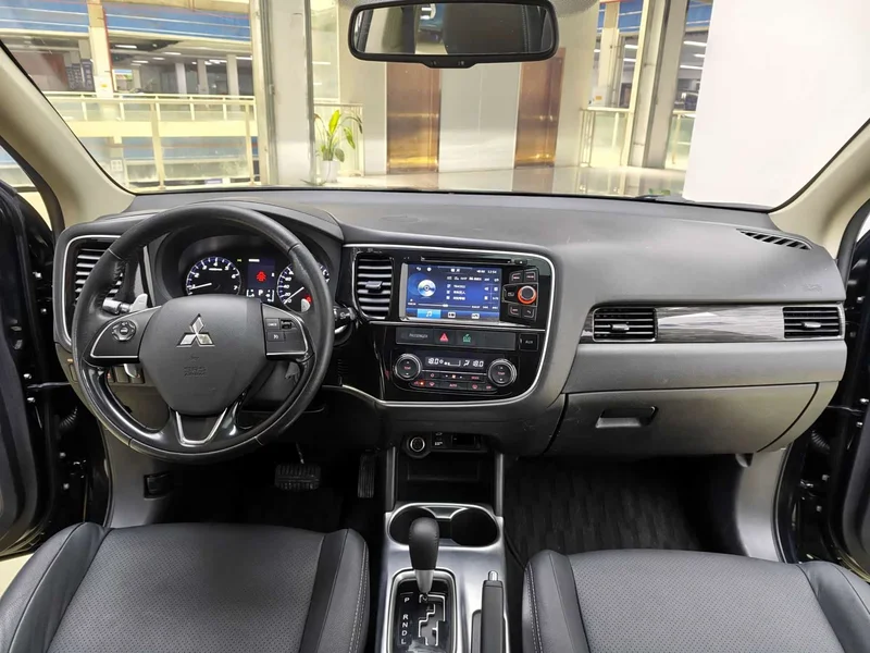 Mitsubishi Outlander — фото 8