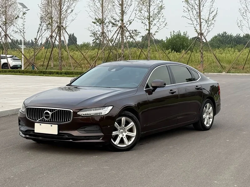 Volvo S90 — фото 1