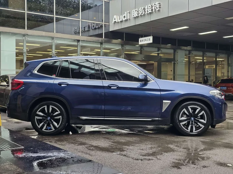 BMW iX3 — фото 4