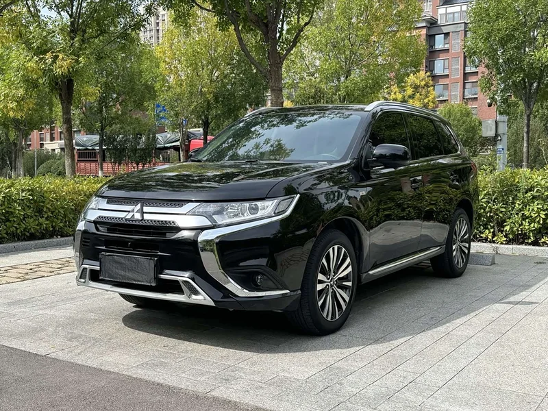 Mitsubishi Outlander — фото 1