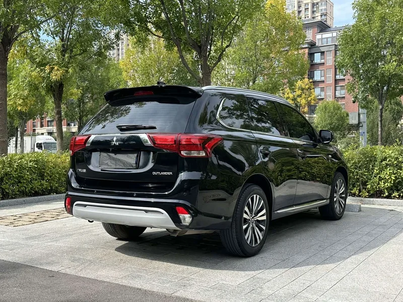 Mitsubishi Outlander — фото 4