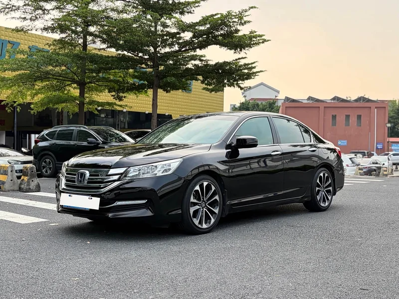 Honda Accord — фото 1