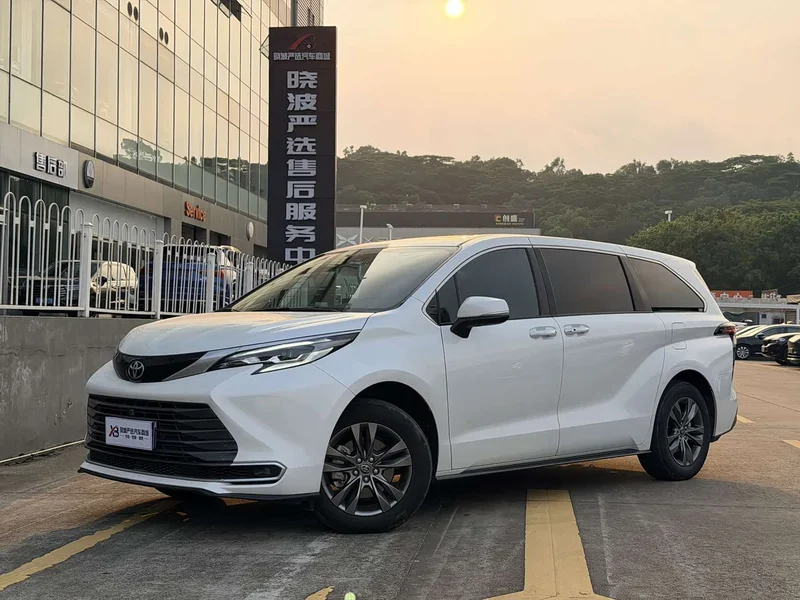 Toyota Sienna — фото 1