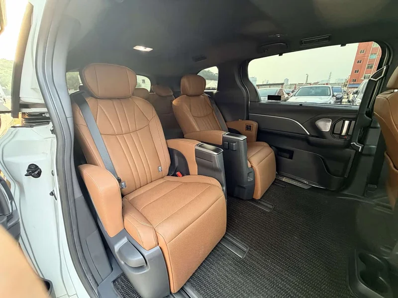 Toyota Sienna — фото 12