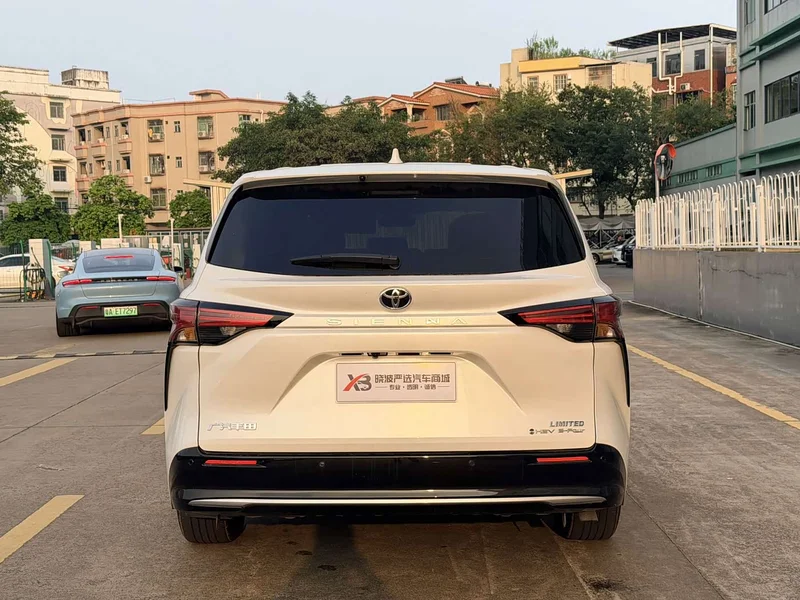 Toyota Sienna — фото 16