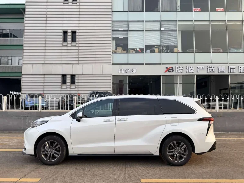 Toyota Sienna — фото 18