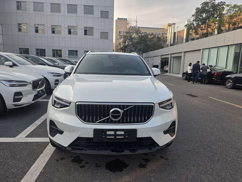 Volvo XC40 — фото 1