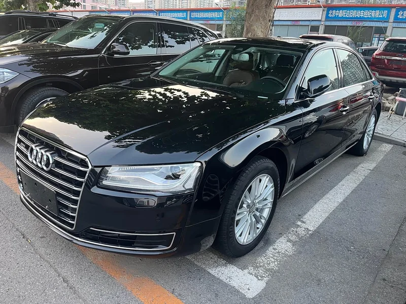 Audi A8 — фото 1