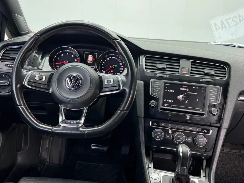 Volkswagen Golf — фото 12