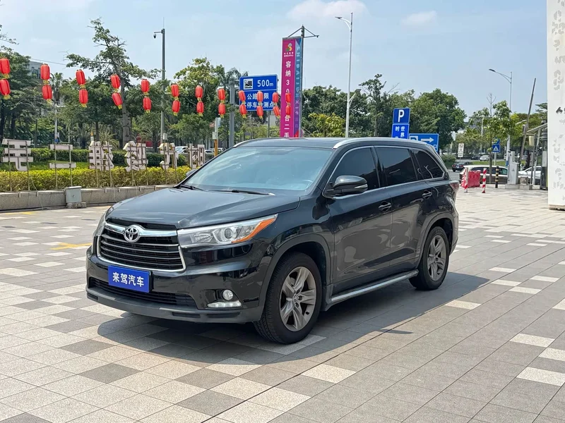 Toyota Highlander — фото 1
