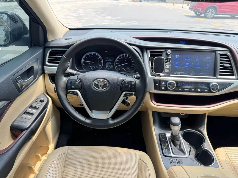 Toyota Highlander — фото 11