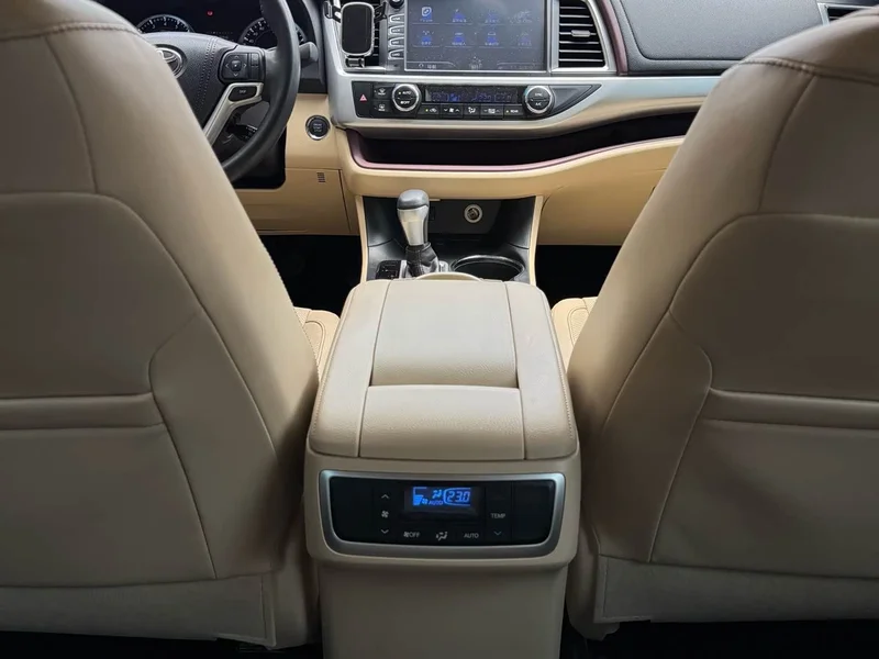 Toyota Highlander — фото 12
