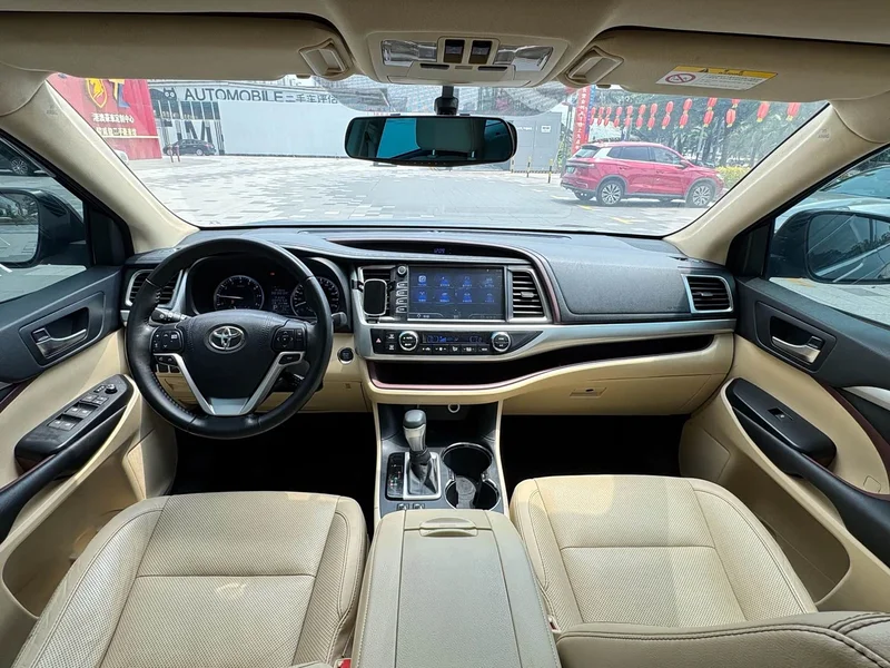 Toyota Highlander — фото 10