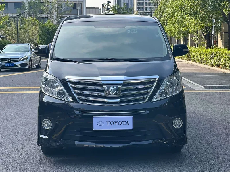 Toyota Alphard — фото 1