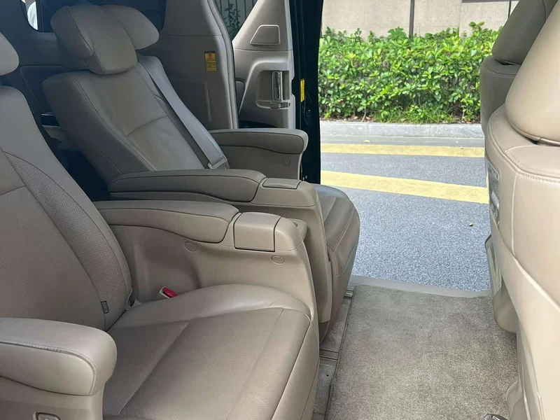 Toyota Alphard — фото 9