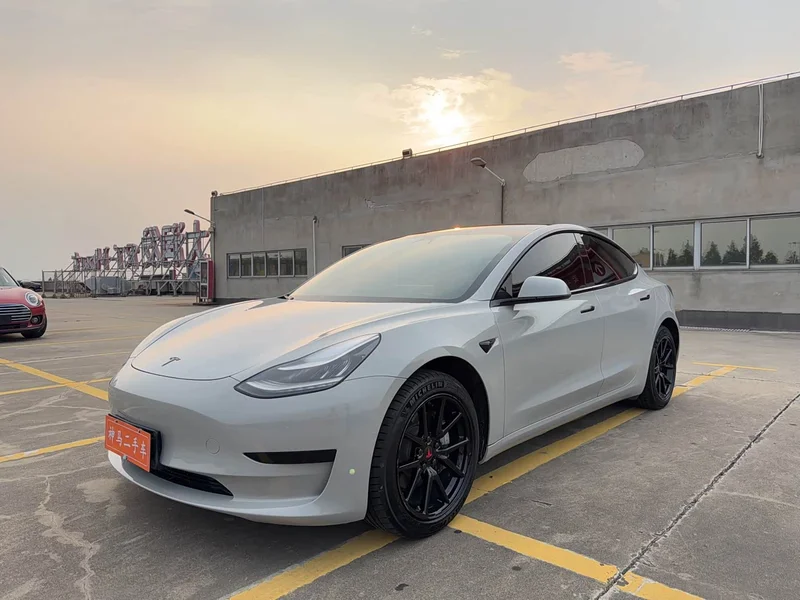 Tesla Model 3 — фото 1