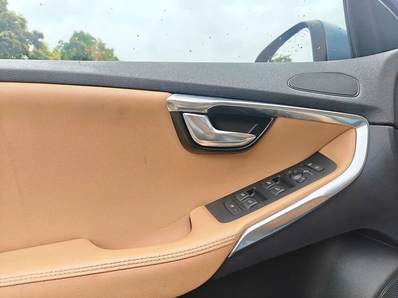 Volvo V40 — фото 12