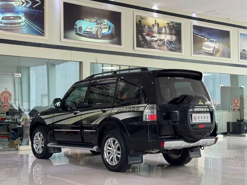 Mitsubishi Pajero (Imported) — фото 12