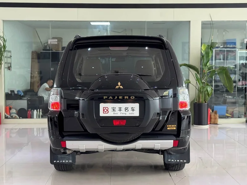 Mitsubishi Pajero (Imported) — фото 13