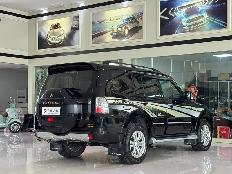 Mitsubishi Pajero (Imported) — фото 14