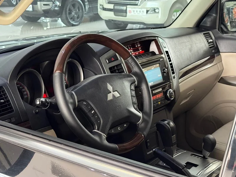 Mitsubishi Pajero (Imported) — фото 6