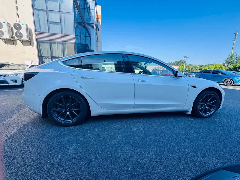 Tesla Model 3 — фото 4