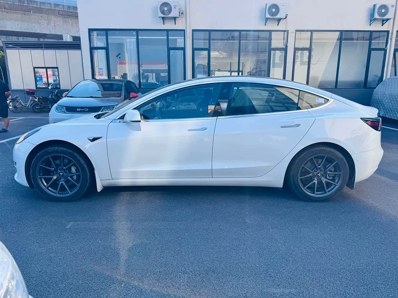 Tesla Model 3 — фото 8