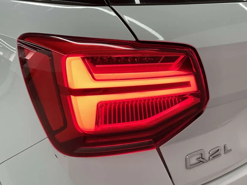 Audi Q2L — фото 16