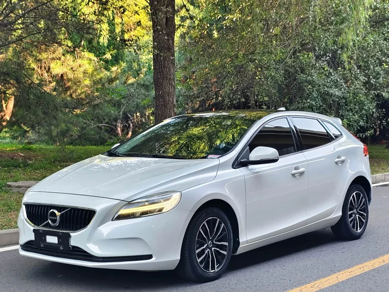 Volvo V40 — фото 1