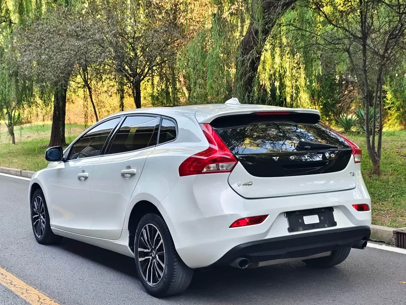 Volvo V40 — фото 4
