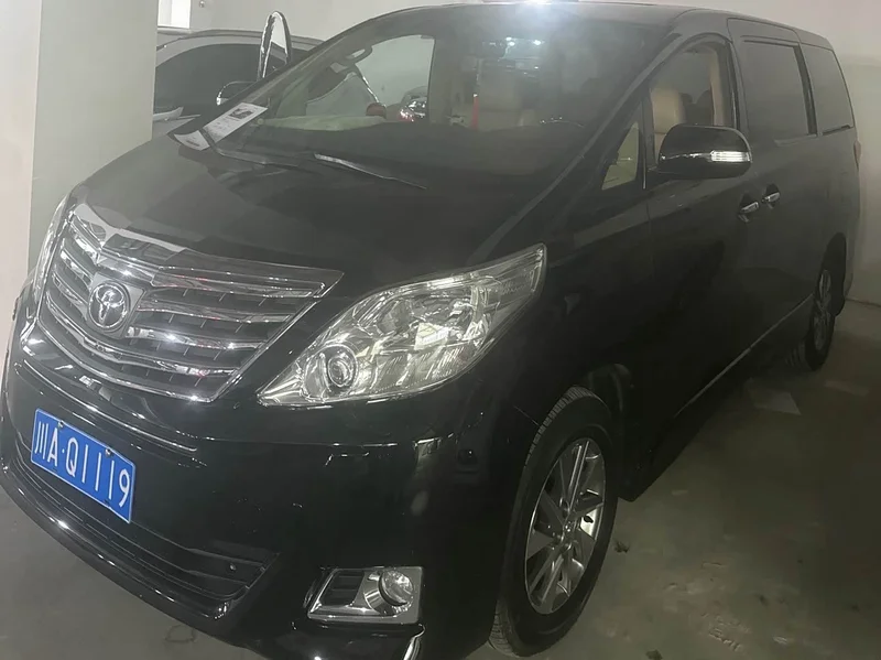 Toyota Alphard — фото 1