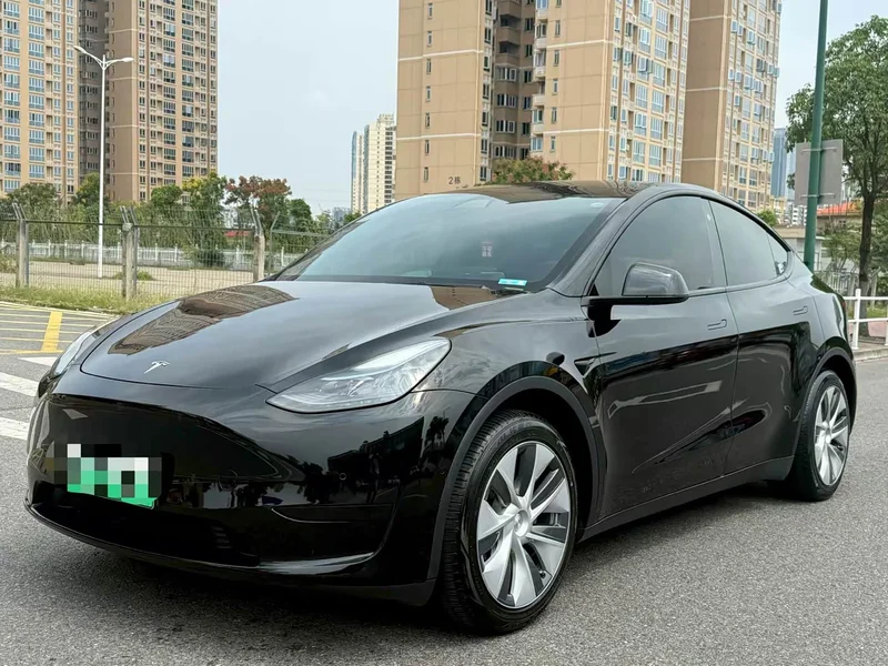 Tesla Model Y — фото 1