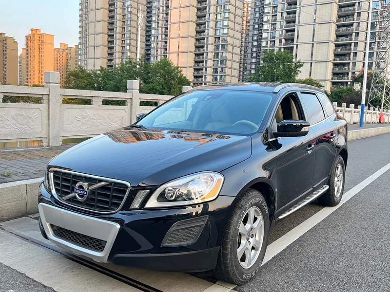 Volvo XC60 — фото 1