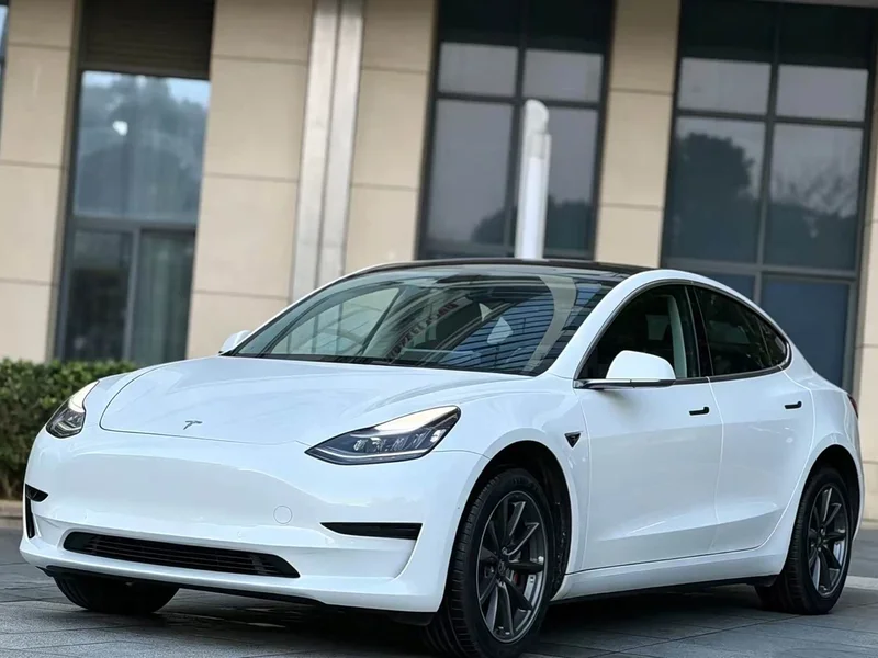 Tesla Model 3 — фото 1