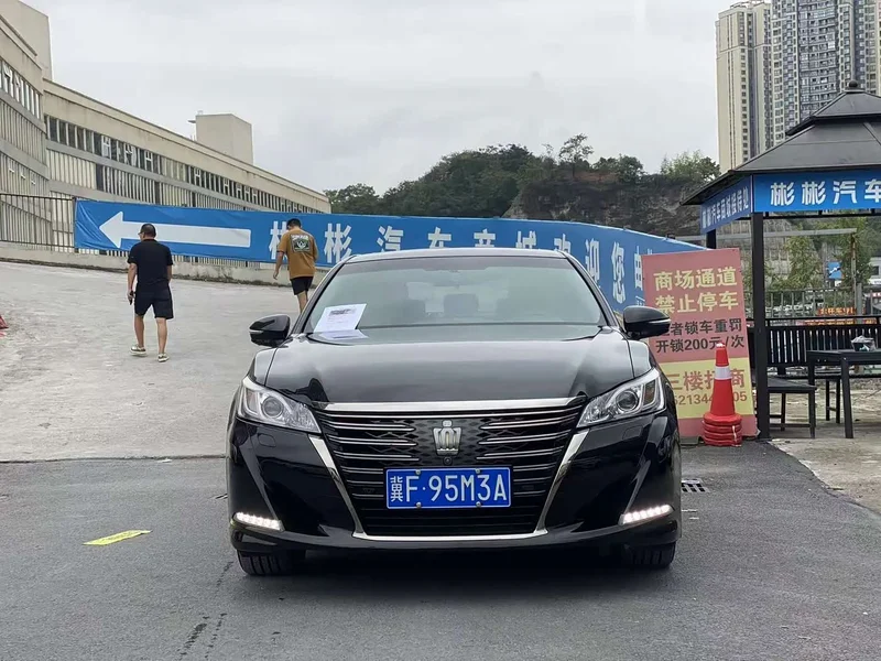 Toyota Crown — фото 2
