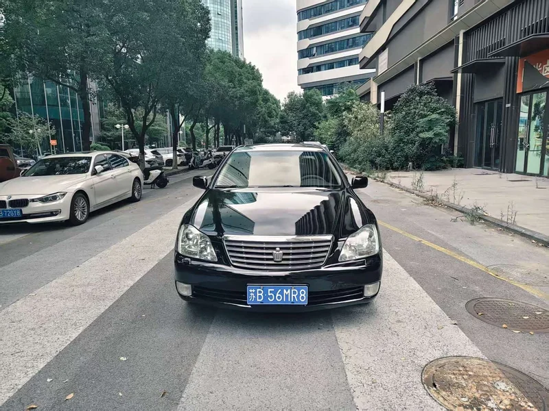 Toyota Crown — фото 1