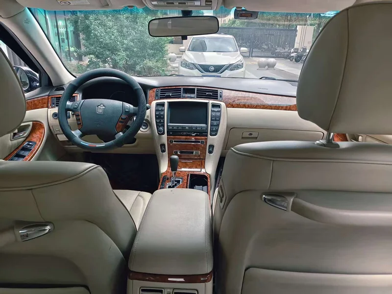 Toyota Crown — фото 10